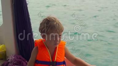 在第一次在公海浮潜前，小男孩在潜水艇上感到紧张